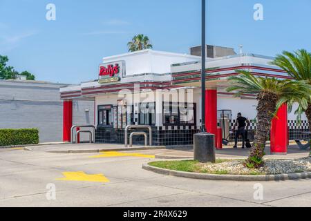 NEW ORLEANS, LA, USA - 28. MAI 2023: Rallys Fast Food-Restaurant mit Reinigungsservice durch die Gegend Stockfoto