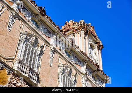 Valencia, Spanien - 15. Juli 2022: Seitenwand und Turm. Außenarchitektur des Palastes Marques de Dos Aguas in Valencia, Spanien Stockfoto