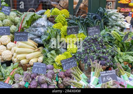 Frisches Gemüse auf einem Lebensmittelmarkt im Vereinigten Königreich, einschließlich Romanesco, Artischocke, Mais, Blumenkohl, Und Spargel. Keine Menschen. Stockfoto