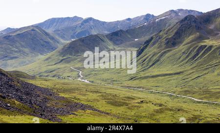 Der Independence Mine State Historical Park in den Talkeetna Mountains, Palmer, Alaska, USA, führt durch den Hatcher Pass Stockfoto