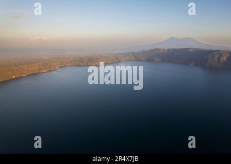Vulkankrater-Lagune in Nicaragua Granada im Hintergrund mit Dröhnensicht Stockfoto