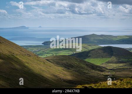 Malerischer Blick auf den Conor Pass und bergiges Ackerland mit Blick auf Dingle und Skellig Michael am Atlantik; County Kerry, Irland Stockfoto