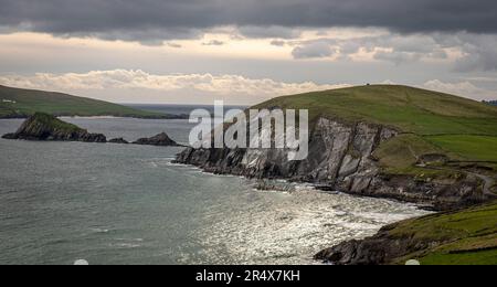 Malerischer Blick auf die Klippen und den Hügel von Dunmore Head unter einem bewölkten Himmel auf der Dingle Peninsula; County Kerry, Irland Stockfoto