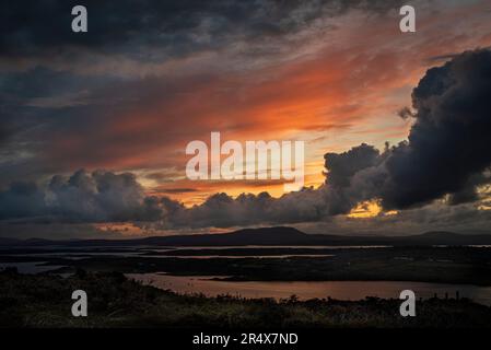 Dramatischer Sonnenuntergang über der Roaring Water Bay; Baltimore, West Cork, Irland Stockfoto