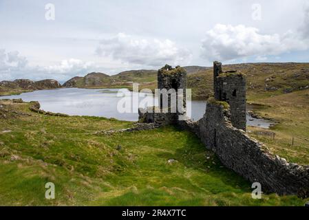 Die Ruinen von Three Castle Head, Dunlough, mit malerischem Blick auf die umliegenden Hügel und die Landschaft der Mizen Peninsula; West Cork, Irland Stockfoto