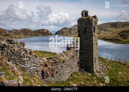 Die Ruinen von Three Castle Head, Dunlough, mit malerischem Blick auf die umliegenden Hügel und die Landschaft der Mizen Peninsula; West Cork, Irland Stockfoto