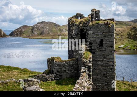 Die Ruinen von Three Castle Head, Dunlough, mit malerischem Blick auf die umliegenden Hügel und die Landschaft der Mizen Peninsula; West Cork, Irland Stockfoto