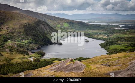 Malerischer Blick vom Healy Pass auf die Landschaft rund um den Glanmore Lake auf der Beara-Halbinsel; County Kerry, Irland Stockfoto