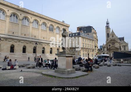 Paris, Frankreich - 17. März 2023: Menschen rund um das Denkmal der Dramaturge Corneille am Pantheon Plaza in Paris, Frankreich. Stockfoto