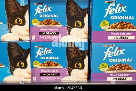 Felix Katzenfutter auf einem Regal im Supermarkt Stockfoto