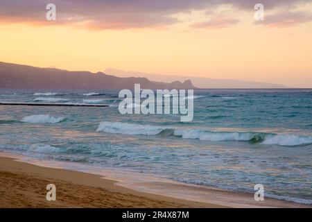 Wellen brechen bei Sonnenuntergang am Baldwin Beach an der Nordküste von Maui bei Paia; Maui, Hawaii, Vereinigte Staaten von Amerika Stockfoto