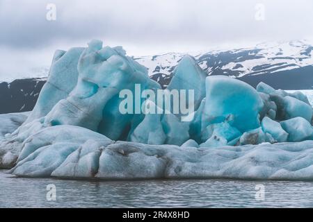 Nahaufnahme der Eisberge und blauen Eisformationen des Fjallsjokull-Gletschers aus der Fjallsarlon-Gletscherlagune, am südlichen Ende des Fjallsjokull... Stockfoto