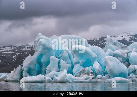 Nahaufnahme der Eisberge und blauen Eisformationen des Fjallsjokull-Gletschers aus der Fjallsarlon-Gletscherlagune, am südlichen Ende des Fjallsjokull... Stockfoto