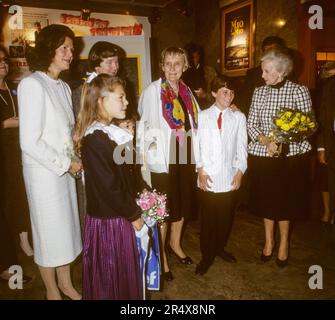 KÖNIGIN SILVIA mit Prinzessin Victoria und Prinz Carl Philip trifft Astrid Lindgren und Lisbet Palme und Prinzessin Lilian nach einer Theatervorstellung für Kinder im Royal Dramatical Theater Stockfoto