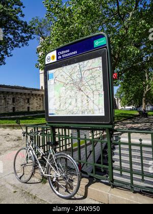 Das historisch wichtige und architektonisch beeindruckende Château von Vincennes in herrlicher Frühsommersonne, Paris, Frankreich Stockfoto