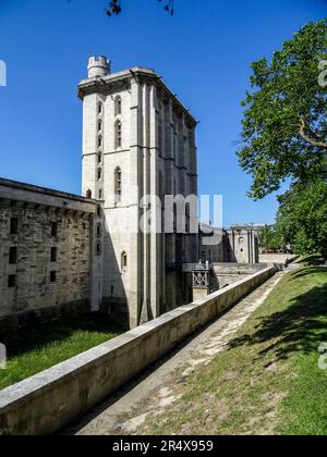 Das historisch wichtige und architektonisch beeindruckende Château von Vincennes in herrlicher Frühsommersonne, Paris, Frankreich Stockfoto