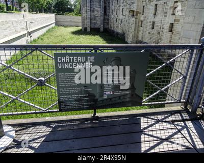 Das historisch wichtige und architektonisch beeindruckende Château von Vincennes in herrlicher Frühsommersonne, Paris, Frankreich Stockfoto