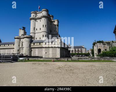 Hochauflösende architektonische Studie des Donjon ( Keep} auf dem Gelände des Château de Vincennes, Paris, Frankreich in heller Sommersonne Stockfoto