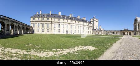 Das historisch wichtige und architektonisch beeindruckende Château von Vincennes in herrlicher Frühsommersonne, Paris, Frankreich Stockfoto