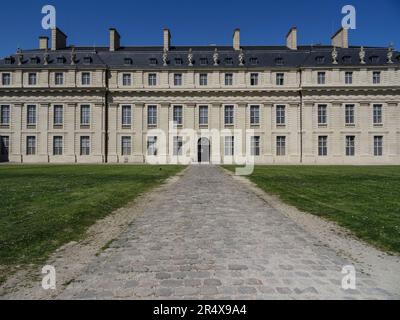 Das historisch wichtige und architektonisch beeindruckende Château von Vincennes in herrlicher Frühsommersonne, Paris, Frankreich Stockfoto