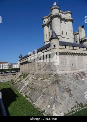 Hochauflösende architektonische Studie des Donjon ( Keep} auf dem Gelände des Château de Vincennes, Paris, Frankreich in heller Sommersonne Stockfoto