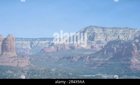 Farbenfrohe rote Felsenberge in der Wüste Arizonas unter blauem Himmel für Grafikressourcen Hintergrund der PowerPoint-Vorlage Stockfoto