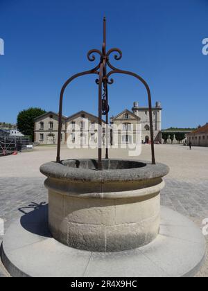 Das historisch wichtige und architektonisch beeindruckende Château von Vincennes in herrlicher Frühsommersonne, Paris, Frankreich Stockfoto