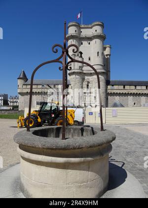 Das historisch wichtige und architektonisch beeindruckende Château von Vincennes in herrlicher Frühsommersonne, Paris, Frankreich Stockfoto