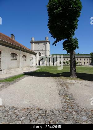 Das historisch wichtige und architektonisch beeindruckende Château von Vincennes in herrlicher Frühsommersonne, Paris, Frankreich Stockfoto