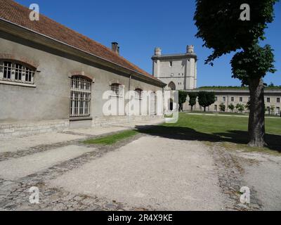 Das historisch wichtige und architektonisch beeindruckende Château von Vincennes in herrlicher Frühsommersonne, Paris, Frankreich Stockfoto