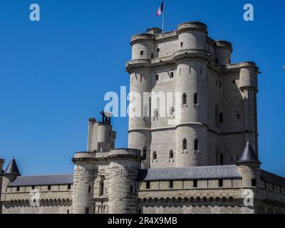 Hochauflösende architektonische Studie des Donjon ( Keep} auf dem Gelände des Château de Vincennes, Paris, Frankreich in heller Sommersonne Stockfoto