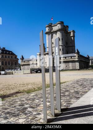 Hochauflösende architektonische Studie des Donjon ( Keep} auf dem Gelände des Château de Vincennes, Paris, Frankreich in heller Sommersonne Stockfoto