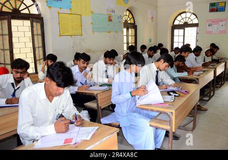 Studenten mit mittlerem Bildungsstand lösen Prüfungsunterlagen während der jährlichen Prüfung in einem Prüfungszentrum unter Aufsicht des Vorstands für mittlere und sekundäre Bildung in Hyderabad am Dienstag, den 30. Mai 2023. Stockfoto
