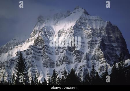 Schneebedeckte Berge im Banff National Park, Alberta, Kanada; Alberta, Kanada Stockfoto