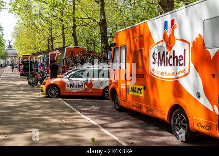 St. Michel Mavic Auber93 Team-Support-Fahrzeuge für RideLondon Classique Stage 3 UCI Women's World Tour Radrennen rund um Straßen im Zentrum von London, Großbritannien Stockfoto