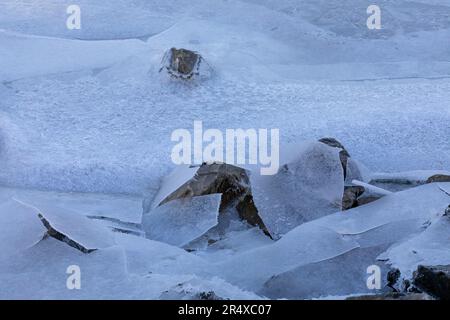 Eis auf dem Fluss bricht an der Küste; Langley, British Columbia, Kanada Stockfoto