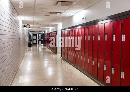 Flur und Schließfächer in einer kürzlich renovierten und modernisierten ländlichen High School in Namao, Alberta, Kanada Stockfoto