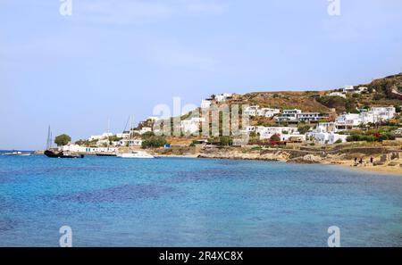 Mykonos ist eine kleine Insel an der Küste Griechenlands. Die hügelige Küste ist mit weiß getünchten Hütten gesäumt. Es ist ein sehr beliebtes Touristenziel Stockfoto