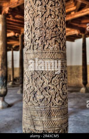 Nahaufnahme des dekorativen Designs auf einer Karagacha (Säule) im Inneren der Juma-Moschee in Itchan Kala, einem UNESCO-Weltkulturerbe Stockfoto