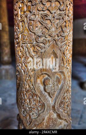 Nahaufnahme des dekorativen Designs auf einer Karagacha (Säule) im Inneren der Juma-Moschee in Itchan Kala, einem UNESCO-Weltkulturerbe Stockfoto