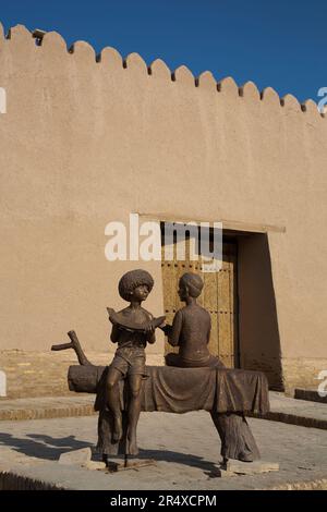 Skulptur in der Nähe des Eingangs der Zitadelle Kunya-Ark in Itchan Kala; Khiva, Usbekistan Stockfoto