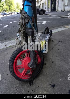 Abgebrannter Elektroroller auf der Pariser Straße, Nation, Frankreich Stockfoto