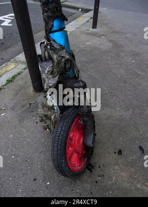 Abgebrannter Elektroroller auf der Pariser Straße, Nation, Frankreich Stockfoto