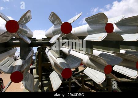 Militärische Munition, Raketen (Luftabwehrsystem), die auf einem Militärwagen auf einer Ausstellung im Patriot Park gesehen wurden. Der Patriot Park (patriotischer Park) ist ein militärisches und kulturelles Refugium der Streitkräfte der Russischen Föderation (autonome Föderation) in der Region Rostow, in der Stadt Kamensk-Shakhtinsk, Dort werden Hunderte von Proben militärischer Ausrüstung verwendet, die früher verwendet wurde und jetzt von den Streitkräften der Russischen Föderation verwendet wird. Stockfoto