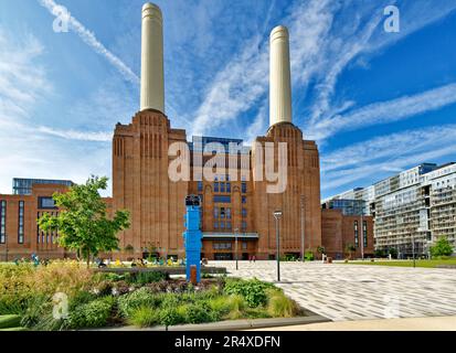 London Wandsworth Battersea ein blauer Himmel über den Liegestühlen des Kraftwerks auf dem Rasen ein Blumengarten in der Halle Stockfoto