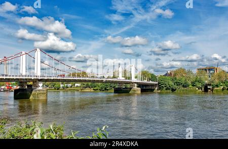 London Wandsworth Battersea ein blauer Himmel über der Themse und der Chelsea Bridge im Frühling Stockfoto