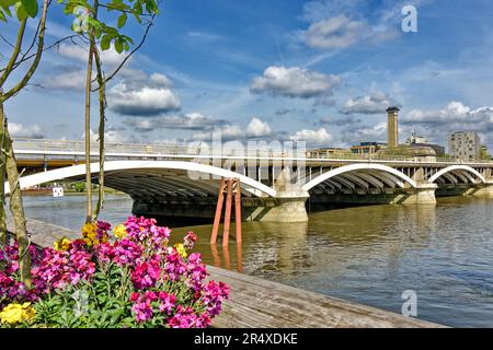 London Wandsworth Battersea ein blauer Himmel über der Themse und der Chelsea Bridge vom Coaling Jetty aus gesehen Stockfoto