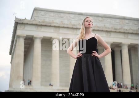 Porträt eines Teenagers in der National Mall mit dem Lincoln Memorial im Hintergrund, Washington DC, USA Stockfoto