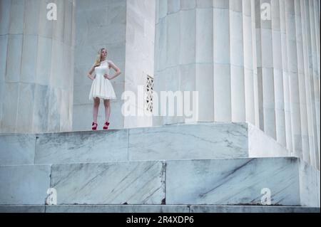 Teenager-Mädchen in formeller Kleidung neben einer großen Kolumne im Lincoln Memorial in Washington DC, USA Stockfoto