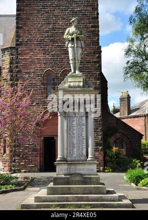 Kriegsdenkmal vor der St. John's Scottish Episcopal Church, Newall Place, Dumfries, Dumfries und Galloway, Schottland, UK Stockfoto